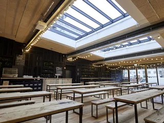 Blick auf Bar im Biergarten der Union Brauerei Bremen (c) C. Heidmann