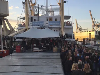 Das Deck der BLEICHEN im Abendlicht des Hamburger Hafens
