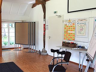 Der Seminarraum des Seminarhof Feuerborn in Osterholz-Scharmbeck verfügt über einen Referententisch 