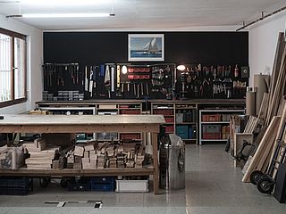 In der ALTEN LEDEREI befindet sich ein Meetingraum mit Geschichte. In der Designwerkstatt ist viel Holz zu finden und viele verschiedene Werkzeuge.