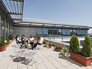 Sonnige Dachterrasse mit Blick über ganz München im ecos office center in München
