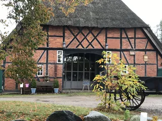 Die reetgedeckte Fachwerkhalle der Diele am See im Herzogtum ist denkmalgeschützt