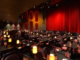 Das eindrucksvolle Parkett im Theatersaal des GOP Varieté Theaters in Bremen 