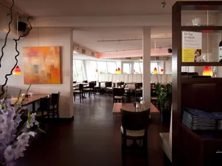 Das Café Strauss in Hamburg verzückt mit moderner Gemütlichkeit.