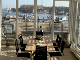 Der Tagungsraum Hafenblick in Travemünde ist unter anderem mit einem Beamer ausgestattet