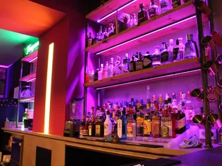 Gut ausgestatteter Barbereich in der YAKA-Bar des Jaya in Bremen
