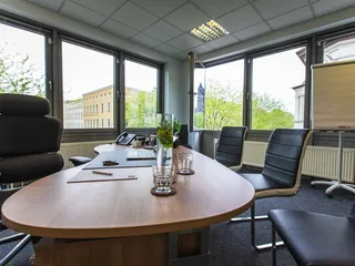 Behalten Sie den Durchblick am Besprechungstisch des Konferenzraums im ecos office center magdeburg in der Hegelstraße