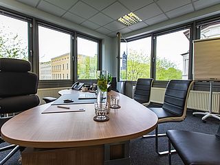 Behalten Sie den Durchblick am Besprechungstisch des Konferenzraums im ecos office center magdeburg in der Hegelstraße