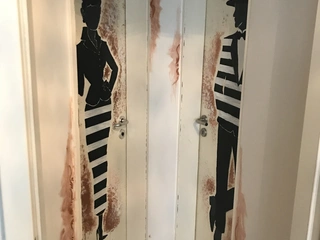 Das Mon Bonheur in Hannover bietet seinen Gästen einen besonders künstlerisch gestalteten Durchgang auf die Toilette