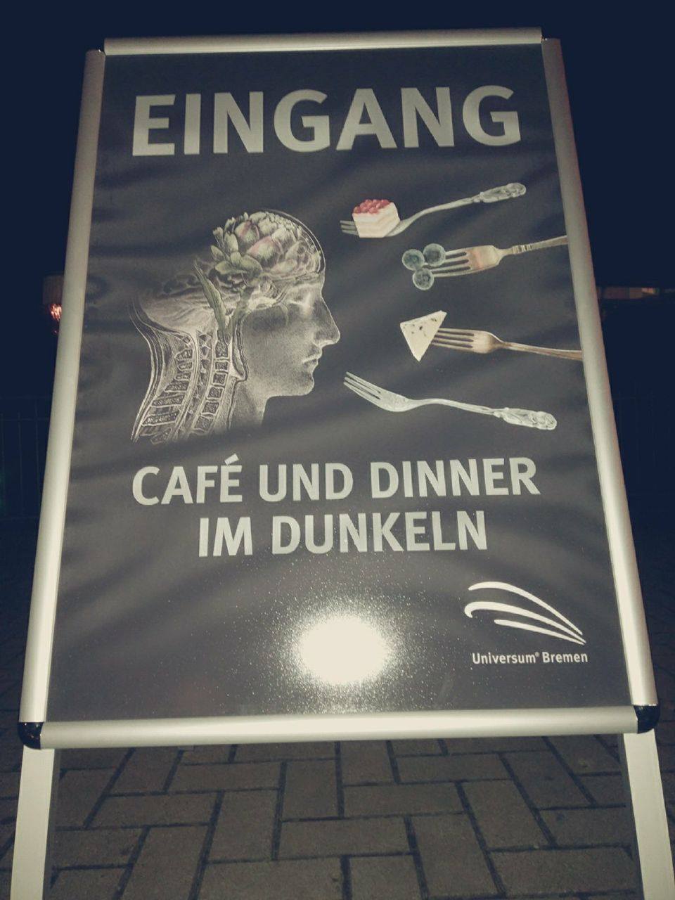 Vorfreude und Aufregung wartet auf uns beim Eingang zum Dinner im Dunkeln. Vorfreude und Aufregung wartet auf uns beim Eingang zum Dinner im Dunkeln.